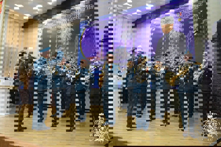 В Грозном сотрудникам Росгвардии вручили благодарственные письма МинНацИнформа 