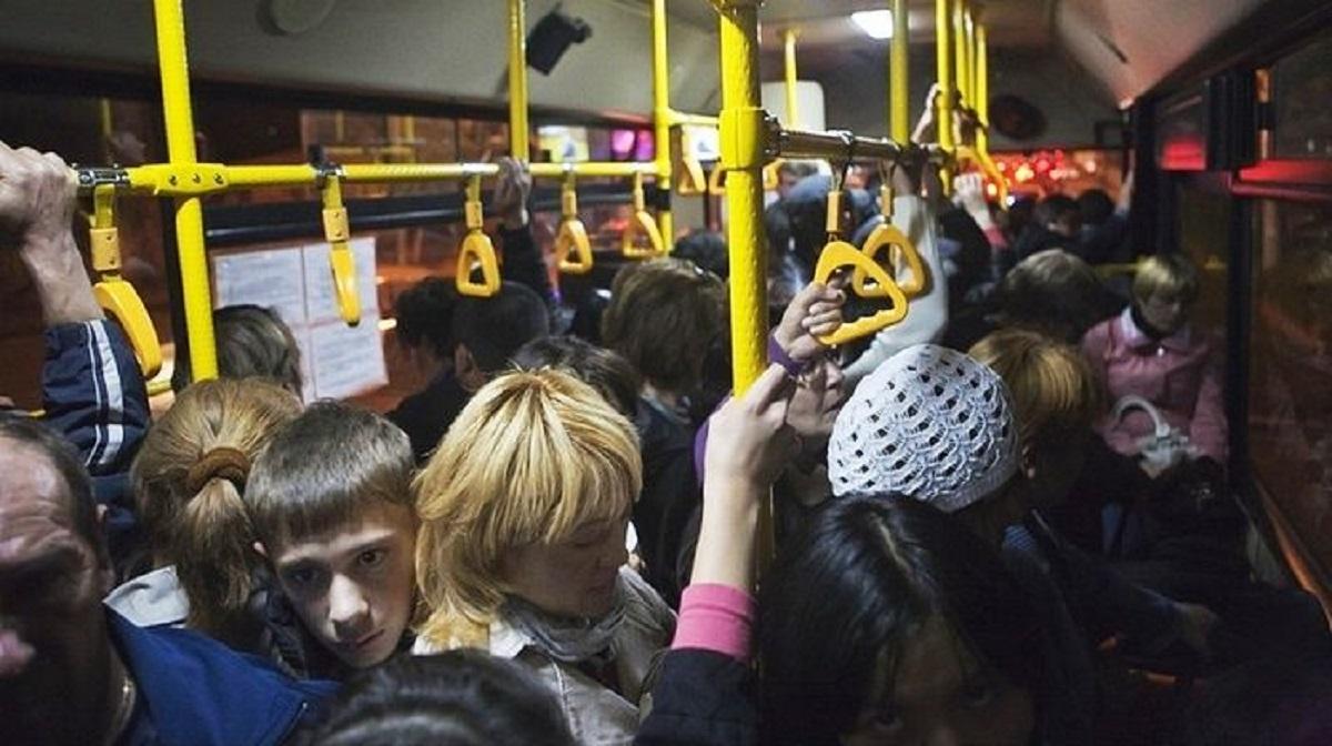 Толпа в автобусе