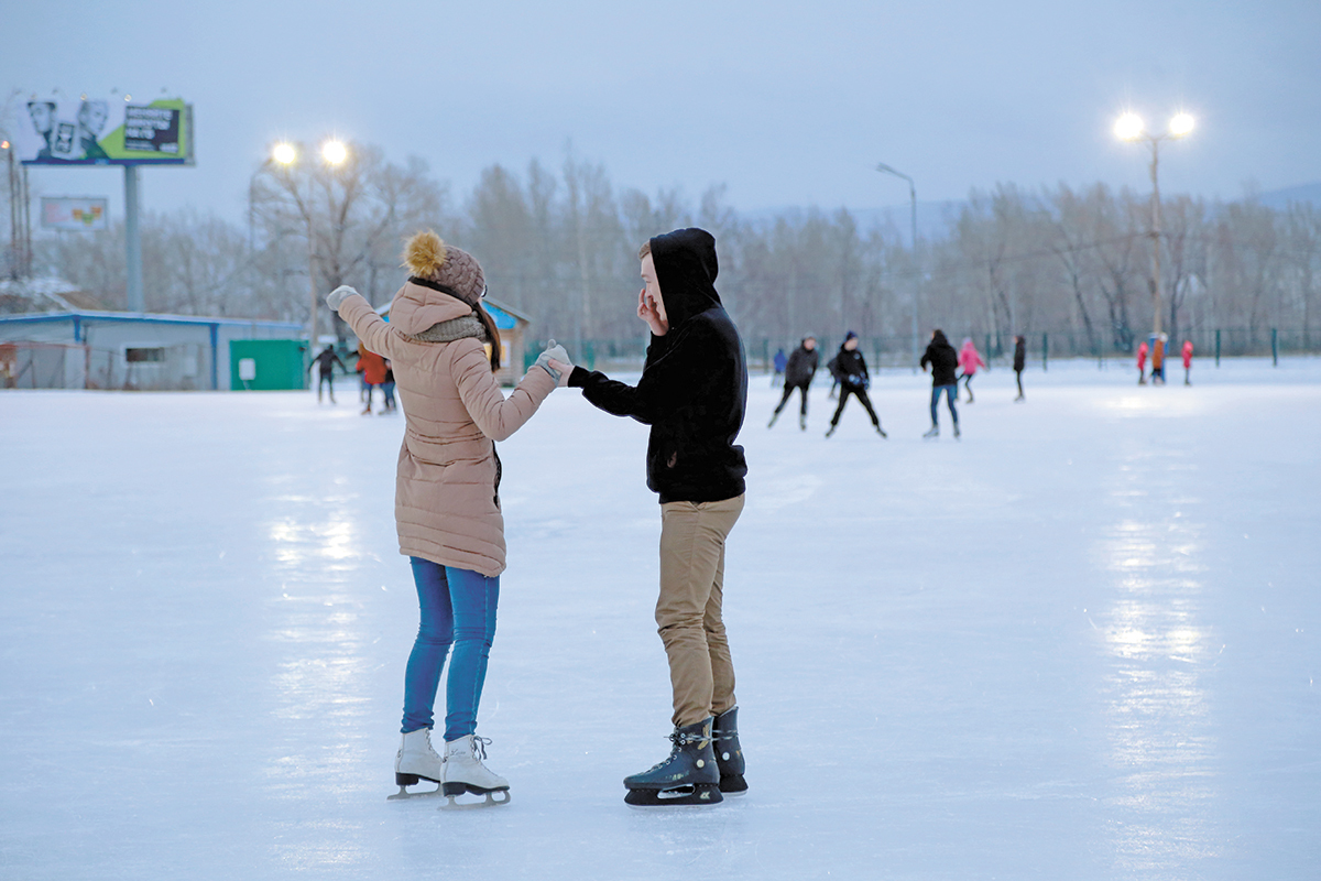 Каток красноярск. Каток на острове Татышев Красноярск. Татышев парк Красноярск каток. Татешево каток Красноярск. Каток Татышев Красноярск 2022.