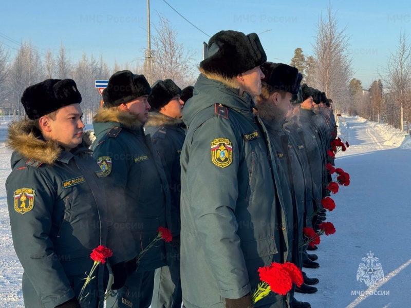 Сегодня Муравленковские пожарные почтили память товарища, погибшего 31 год назад