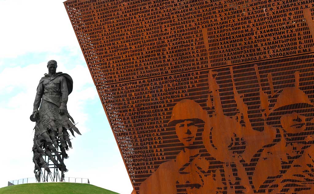 Чтобы ощутить габариты памятника, представьте: один ППШ в руках воина – длиной 9 м