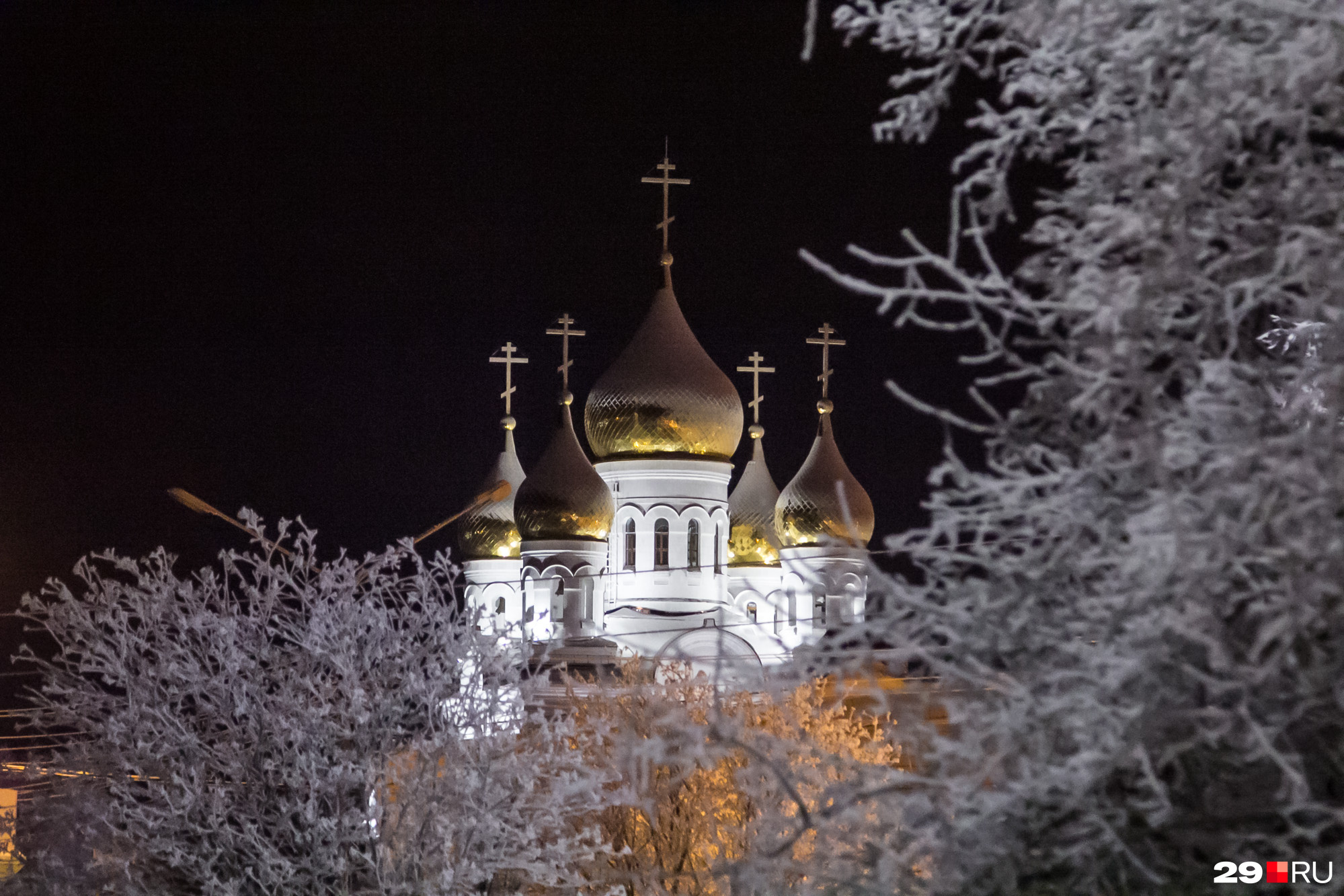 Ночь рождество слушать. Архангельск ночью храм. Архангельск вечер храм. Рождественская Церковь Архангельск. Архангельск Успенский храм зима.