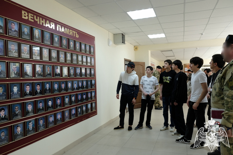 Дагестанские студенты побывали в гостях у бойцов ОМОН Росгвардии