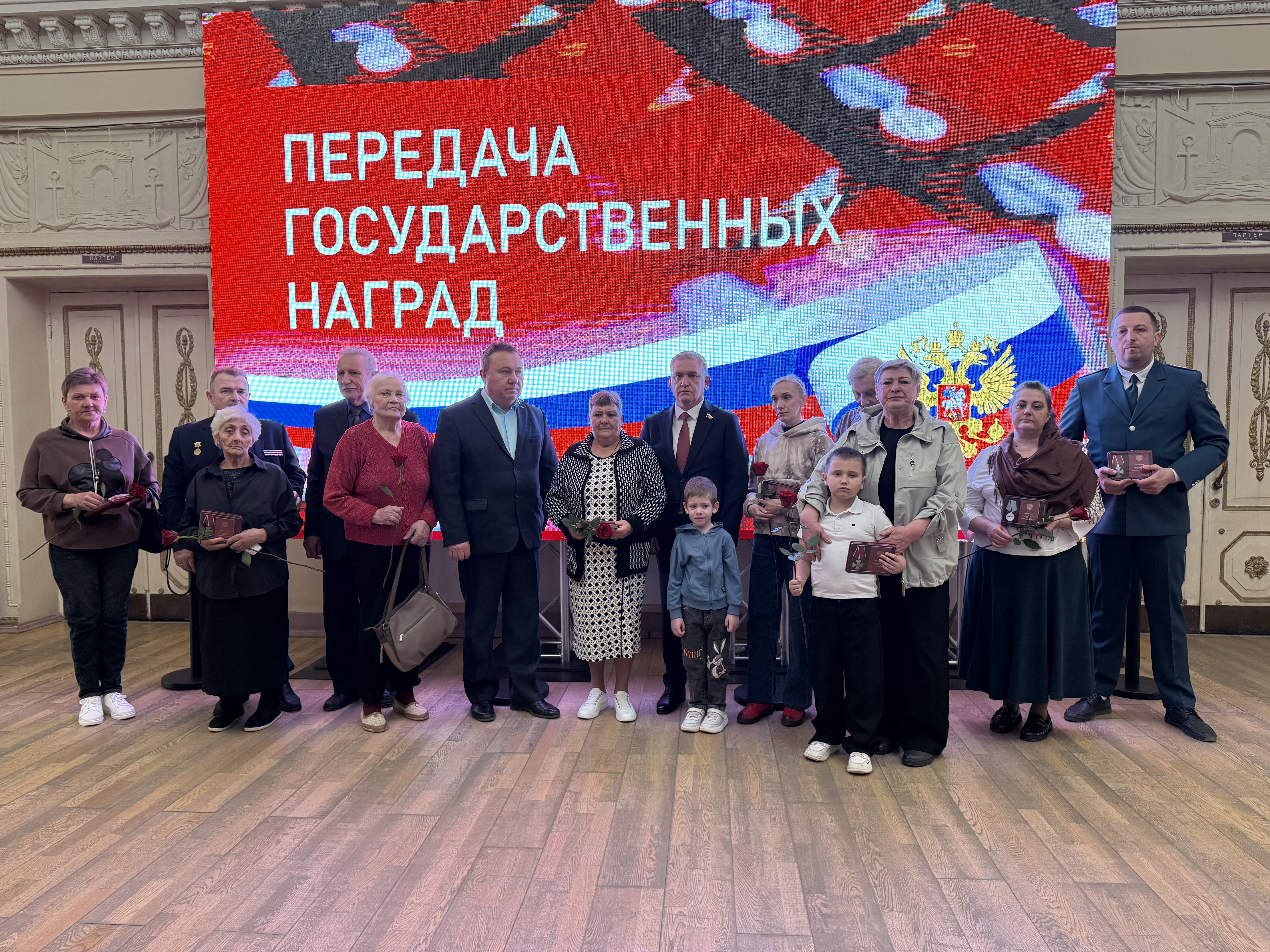Родным погибших героев-волжан передали государственные награды