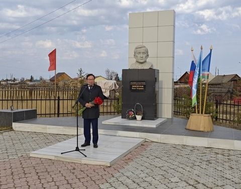 Вице-премьер Георгий Степанов возложил цветы к памятникам Илье Винокурову и Максиму Аммосову