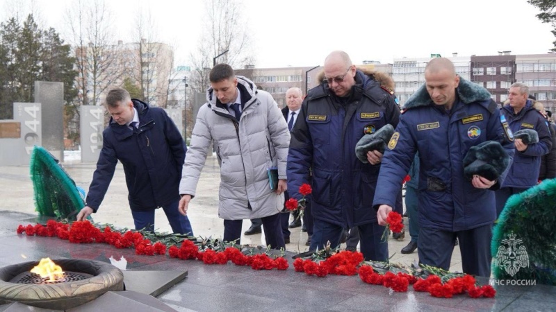 В Ноябрьске проходит второй день «Конгресса безопасности Арктики 2024».День начался с возложения цветов к мемориалу на площади Памяти.