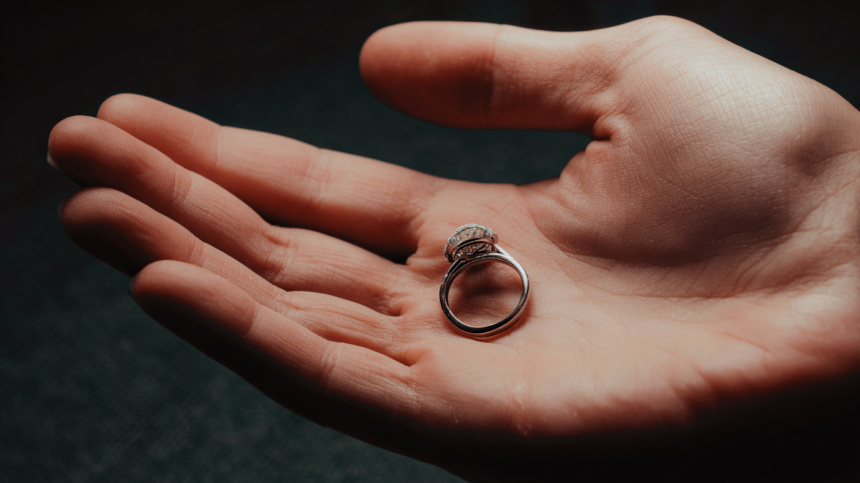 В США мужчина откусил пенсионерке палец для кражи кольца