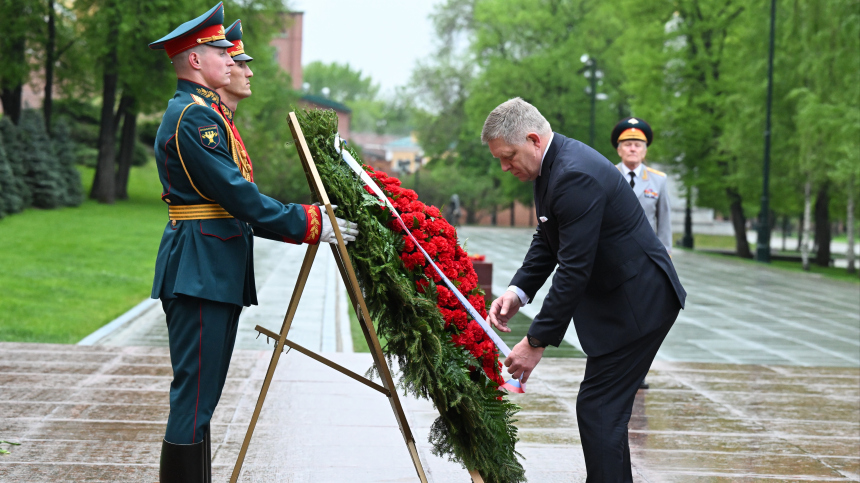 Фицо возложил венки к Могиле Неизвестного Солдата у Кремля