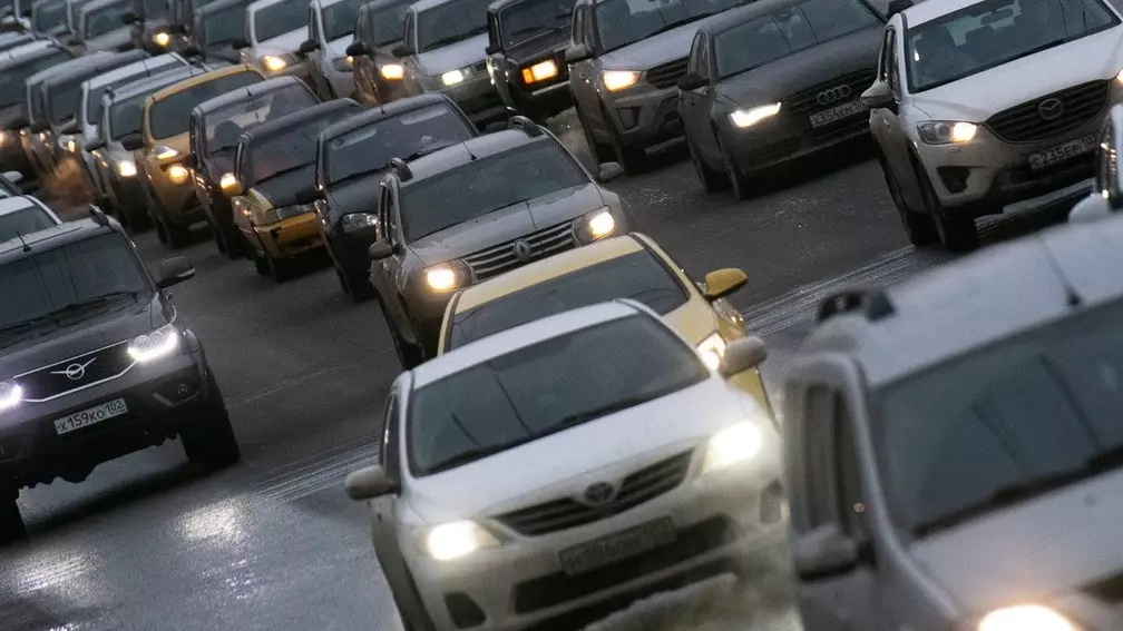 Автомобилистам в Москве рекомендуют временно пересесть на общественный транспорт из-за последствий снегопада и связанных с ним пробок