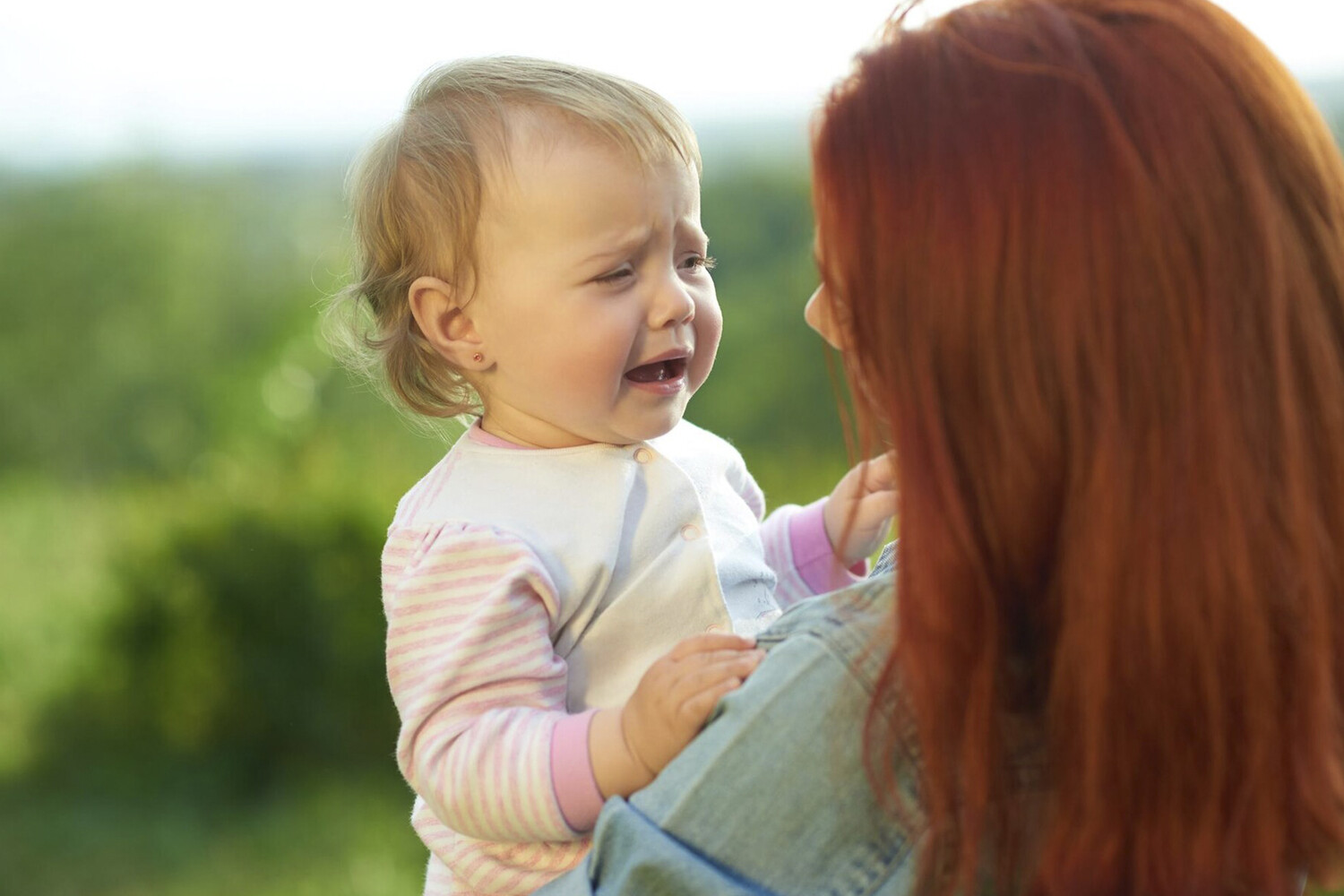 Ребенок 3 года фото. Мать с ребенком. Дети на свежем воздухе. Маленькая девочка с хвостиками. Ноги 10 летней девочки.