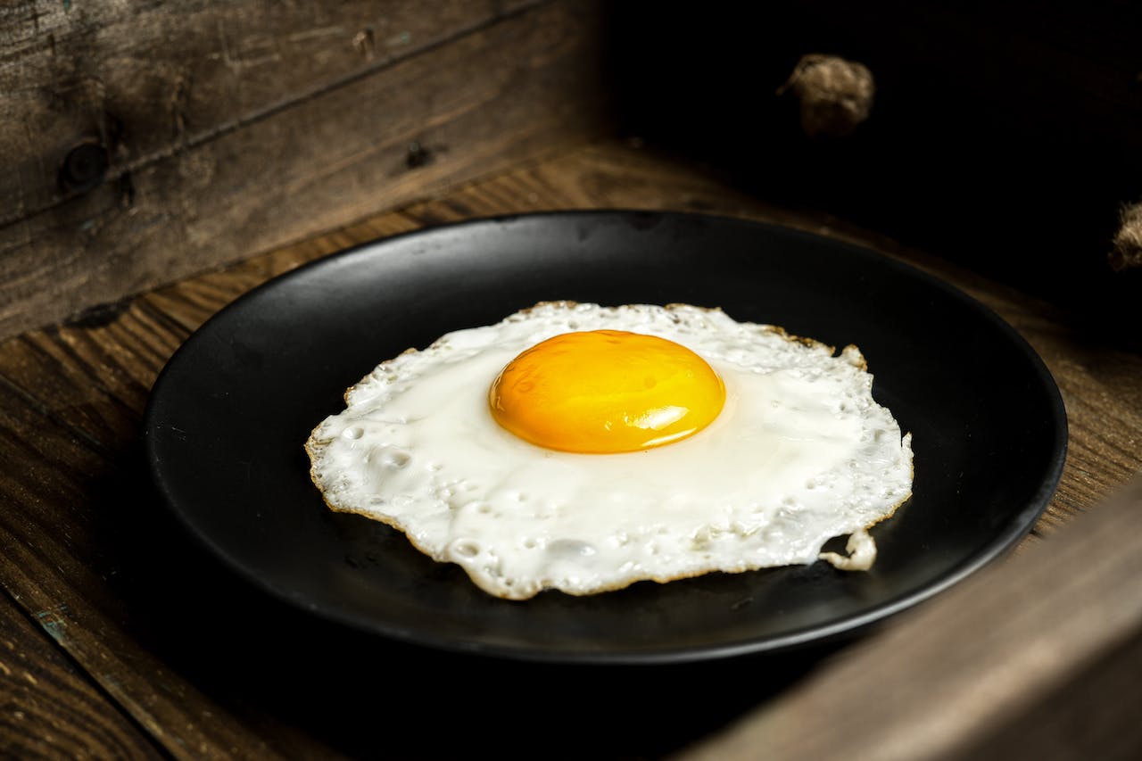 We need eggs. Яичница с жидким желтком. Яичко лайф