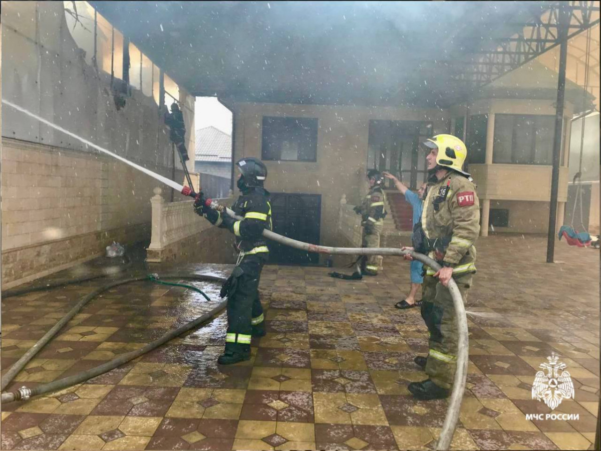 В Пятигорске пожарные тушат огонь в чстном доме