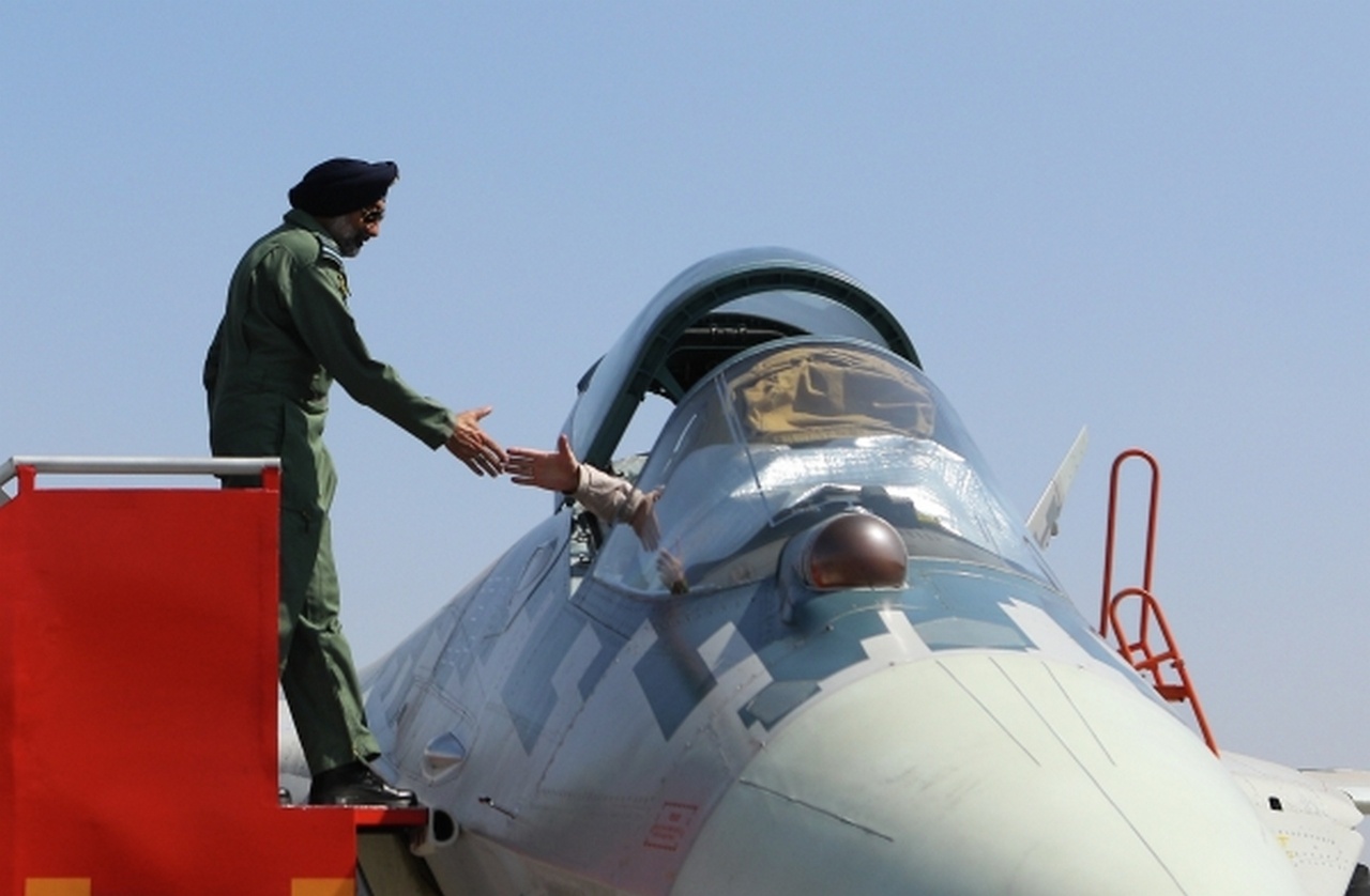 Глава штаба ВВС Индии Амар Прит Сингх осматривает российский истребитель Су-57.