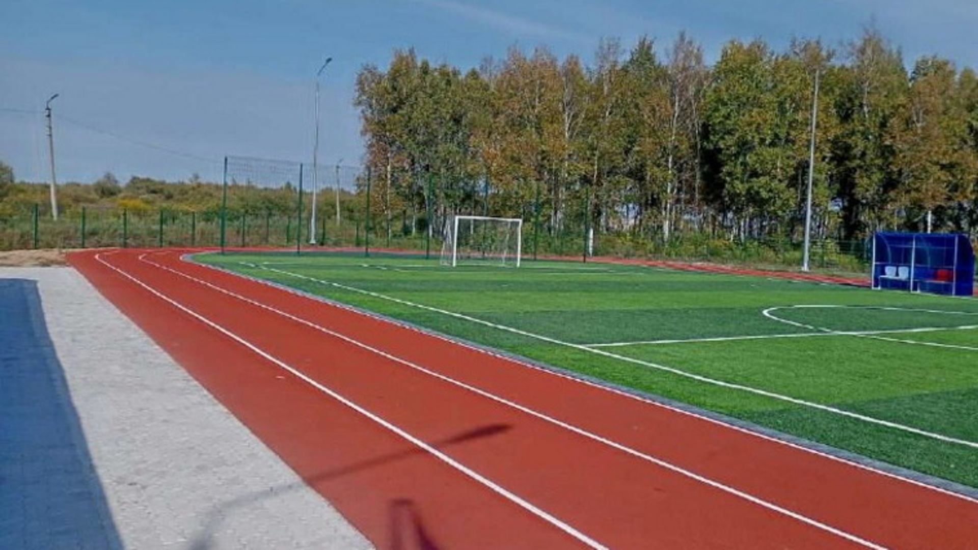Стадион и пришкольную территорию обновили в Варваровке