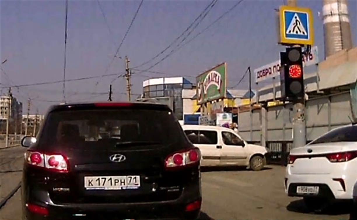 «Накажи автохама»: на зеленый стоял, а на красный поехал