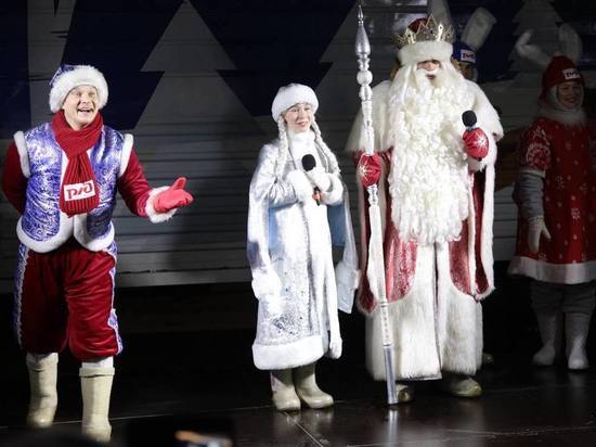 Поезд Деда Мороза прибыл на псковский вокзал