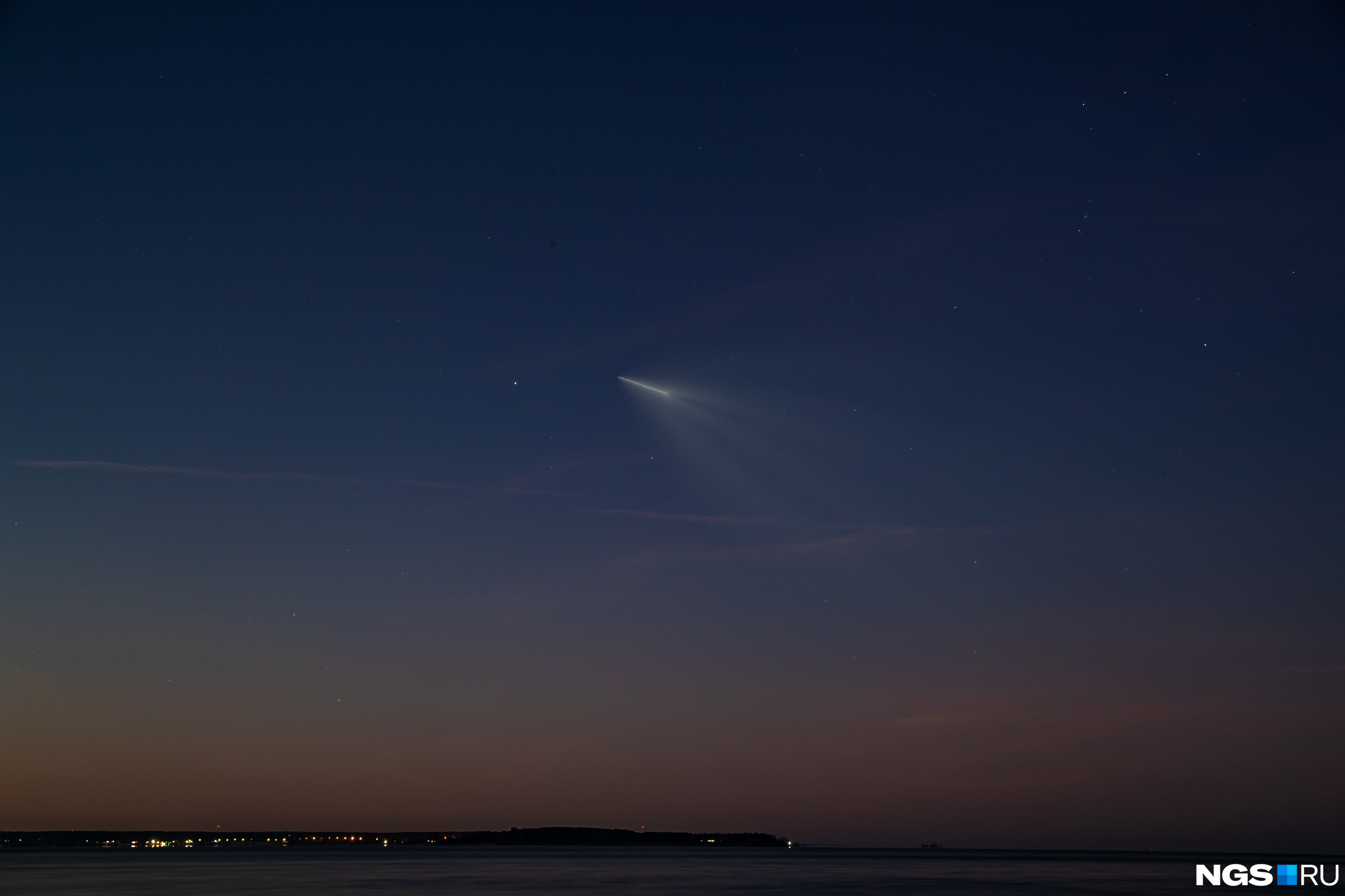 летящий загадочный объект над центром шарлотты. нло над лос анджелесом 2021. треугольное нло. летящий загадочный объект над центром шарлотты. шар китая над америкой.