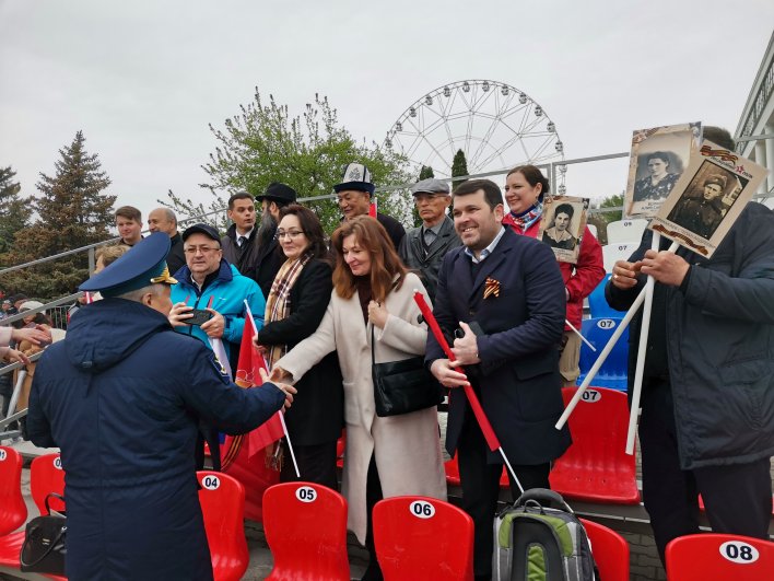 Зрителей не напугала непогода - дождь и пронизывающий ветер.