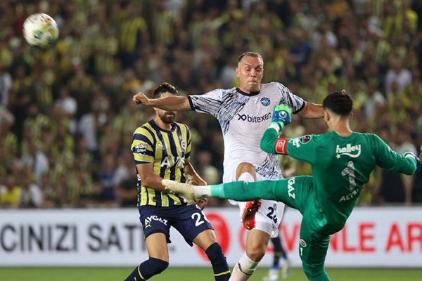 Артем Дзюба в составе "Адана Демирспор" (2022) | Фото: Ali Atmaca/Anadolu Agency via Getty Images