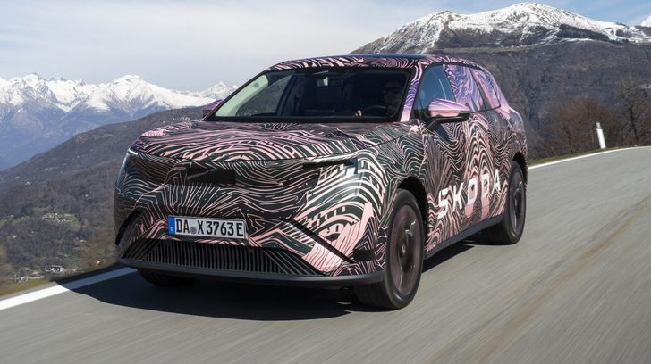 Багажник на 1010 литров и 7 мест: Skoda представила свой самый большой и современный кроссовер Peaq