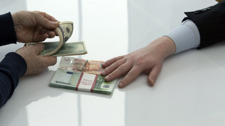 Мигранты пытались дать взятку челябинскому следователю