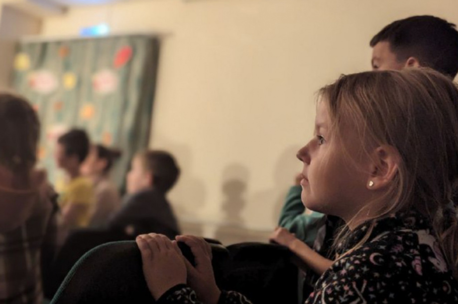 Актёры из Москвы привезли на Камчатку детский спектакль о книгах и библиотеке. Фото: kamgov.ru. Фотография 5