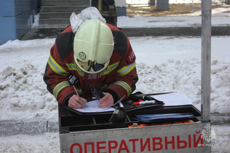 Отработка екатеринбург. Гарнизон пожарной охраны. Бухряков МЧС Екатеринбург. Тушение пожара МЧС. Огнеборцы.