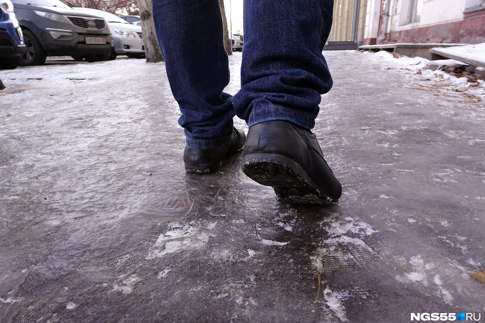 Пешеход на скользкой дороге. Скользко на улице. Гололед на каблуках. Человек падает на льду. Человек поскользнулся на льду.