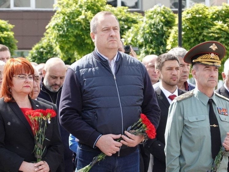 Представители Федерации бокса России возложили цветы в Серпухове