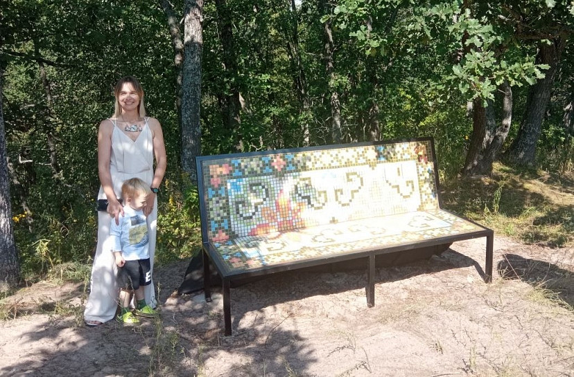 В саратовском селе Лох установили мозаичную лавочку