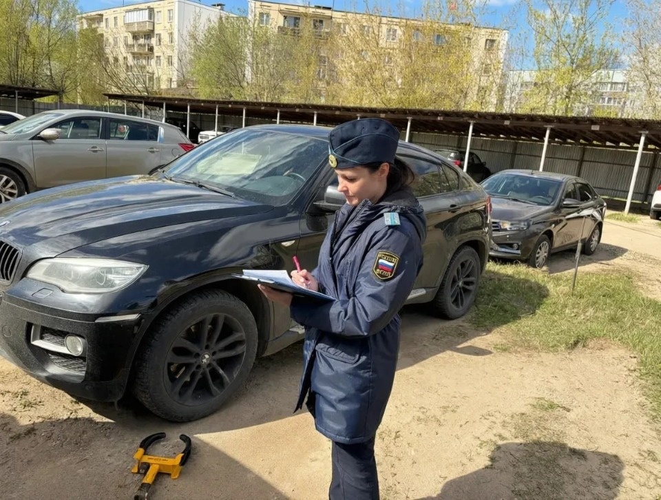 Великолукские приставы арестовали автомобиль должника за 2,6 млн рублей