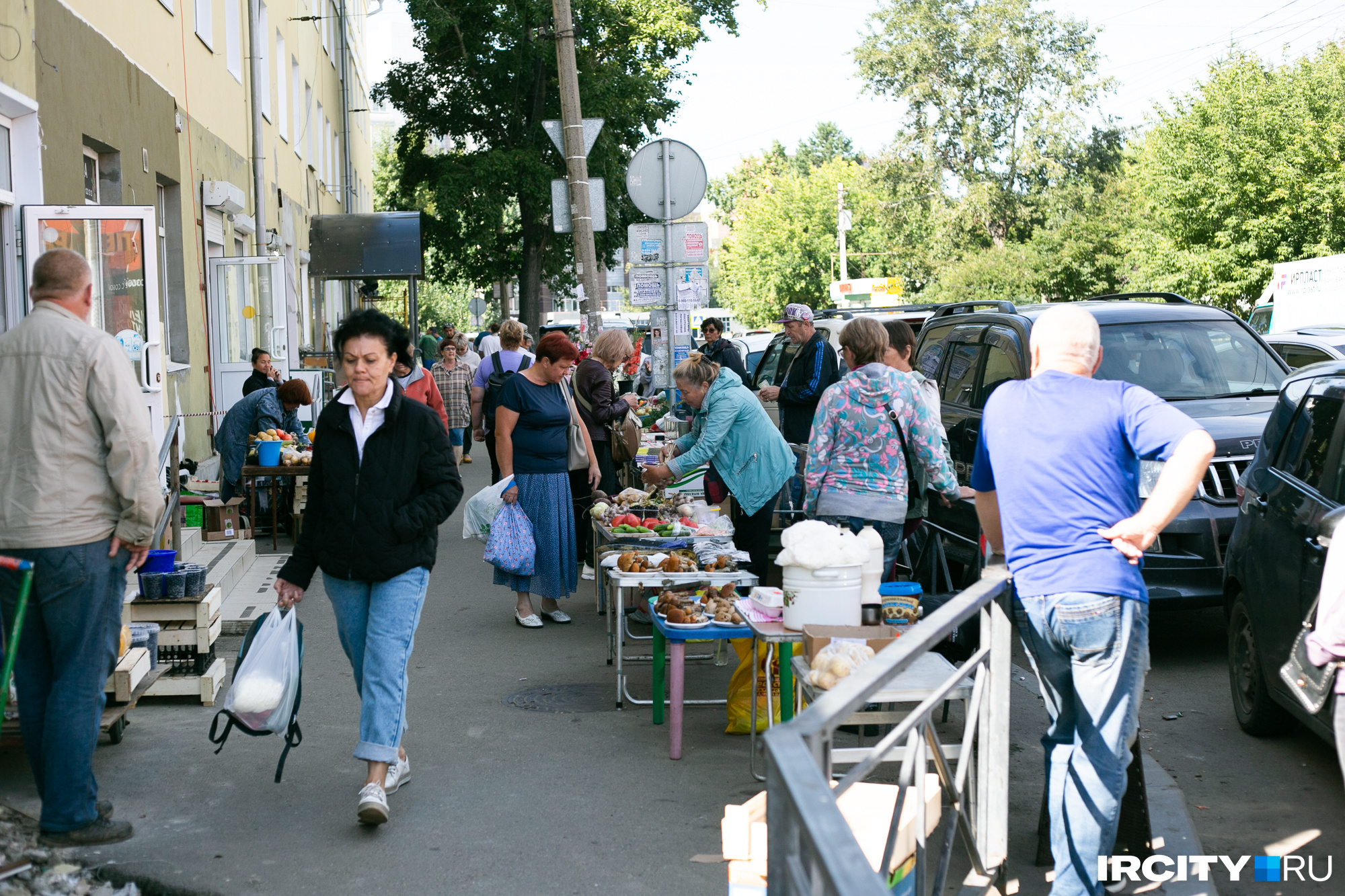 Обстановка на улице сейчас. Человек занимавшийся торговлей.