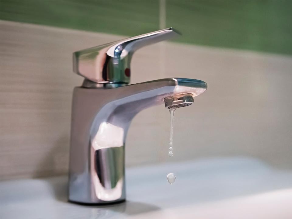 Коммунальщики Балашихи восстанавливают водоснабжение в домах на улице Пушкинской