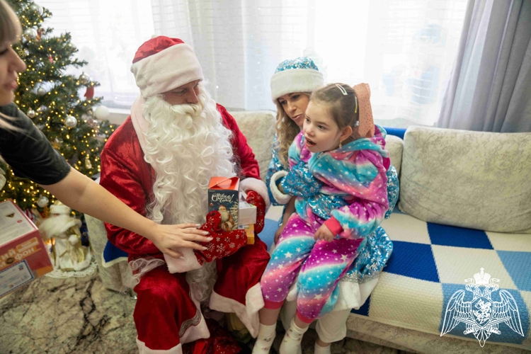 Дед Мороз специального назначения: кубанские росгвардейцы исполняют детские мечты