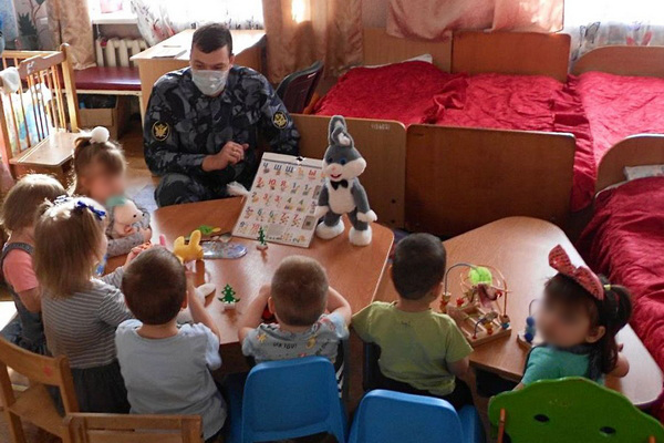 Сотрудники ИК-2 ГУФСИН России по Донецкой Народной Республике посетили дом ребенка 