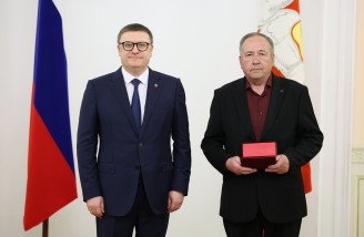 Алексей Текслер вручил государственные и региональные награды южноуральцам. Автор фото - Наиль Фаттахов 