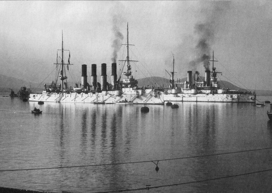 Крейсер "Варяг" и эскадренный броненосец "Полтава" в Западном бассейне Порт-Артура. 21 ноября 1902 г. Фото А. Динесса