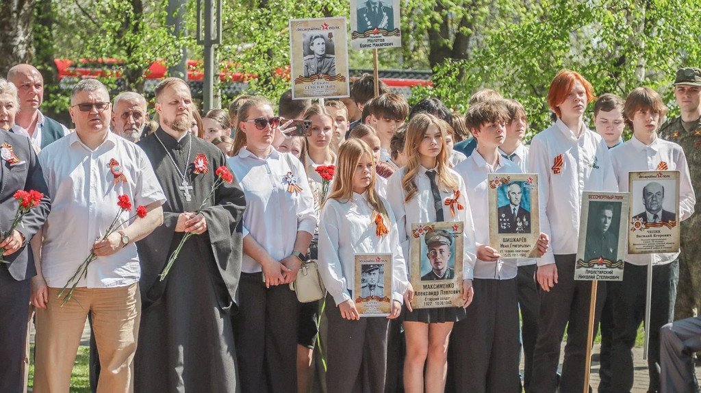 В Брянске участники митинга в Лесных сараях пришли с портретами своих героев  