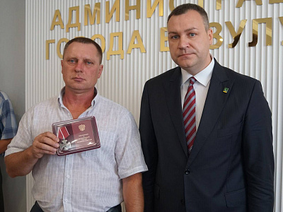 Глава Бузулука Владимир Песков вручил государственные награды жителям города – участникам специальной военной операции, фото 1