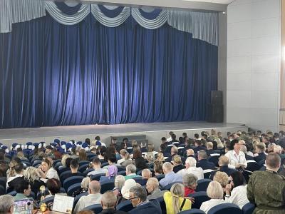 На праздничном концерте в Энгельсе наградили участников СВО