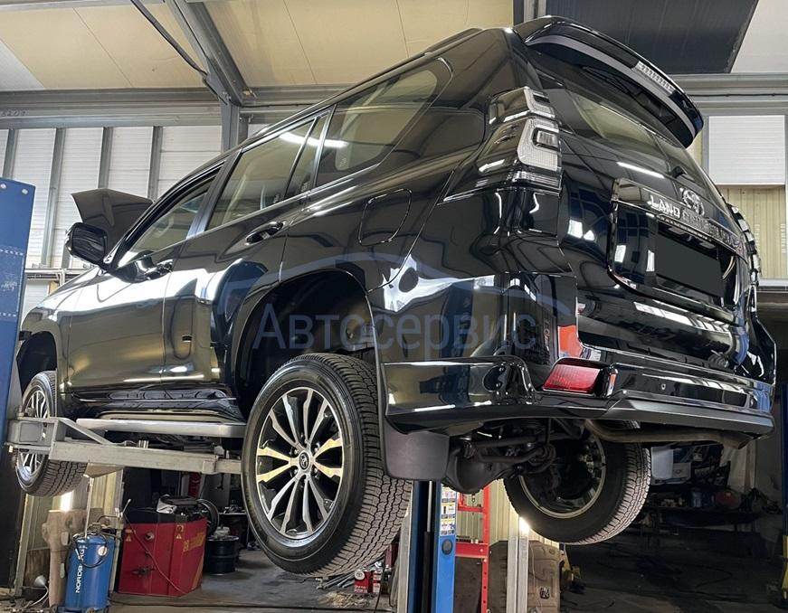 Toyota Land Cruiser Prado во время ТО в автосервисе