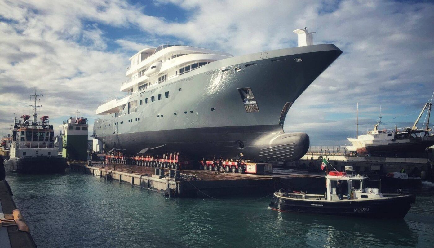 Супер яхта во время обслуживания //Фото Admiral - The Italian Sea Group