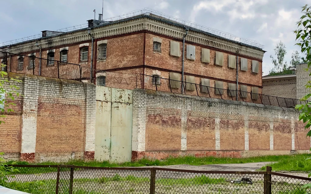 Брянская прокуратура добилась наказания для пьянчужки, ранившей приятеля ножом