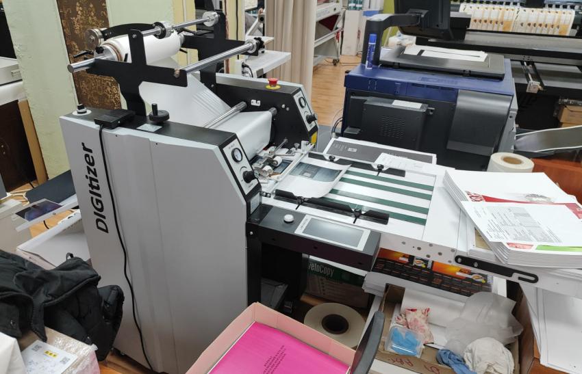 Удобные полки для наклада листов на конвейер подачи ламинатора DIGITIZER-390S позволяют оператору работать с большей производительностью