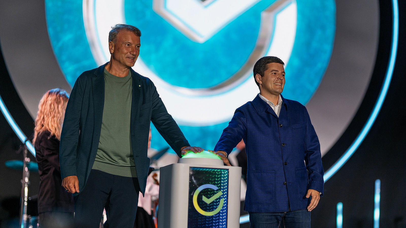 Дмитрий Артюхов и Герман Греф запустили в Новом Уренгое первый светомузыкальный фонтан