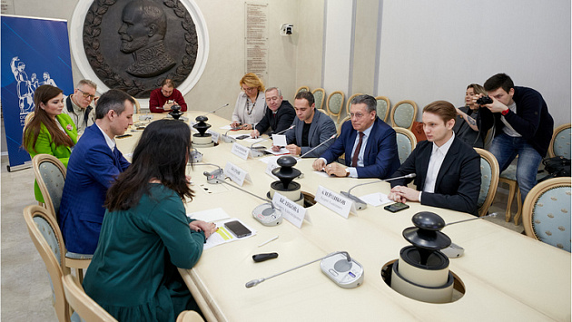 Безопасность детей и молодежи в интернете обсудили на круглом столе в Общественной палате РФ