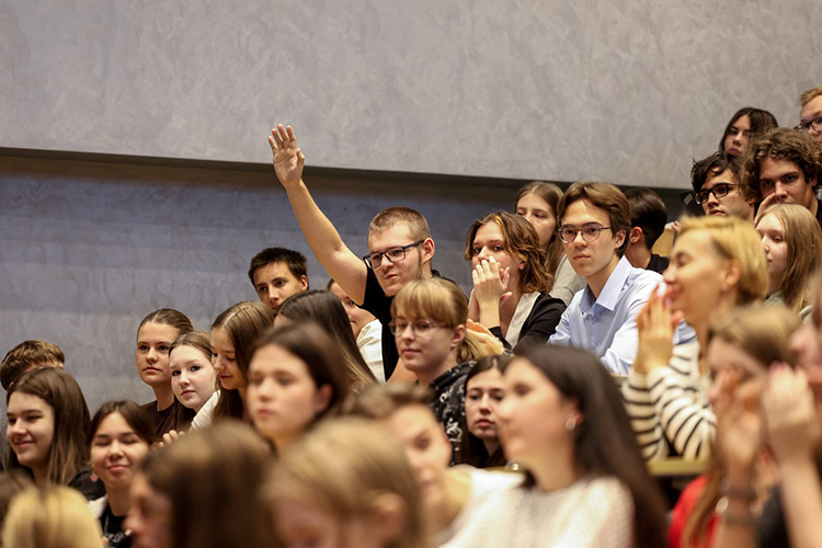 Затем студенты могли задать Маску вопросы