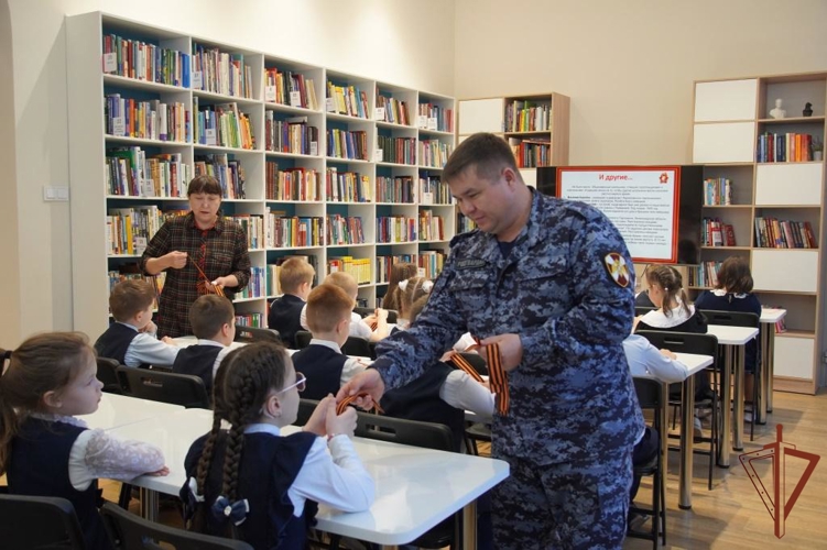 В Чебоксарах росгвардейцы поддержали акцию «Георгиевская ленточка»