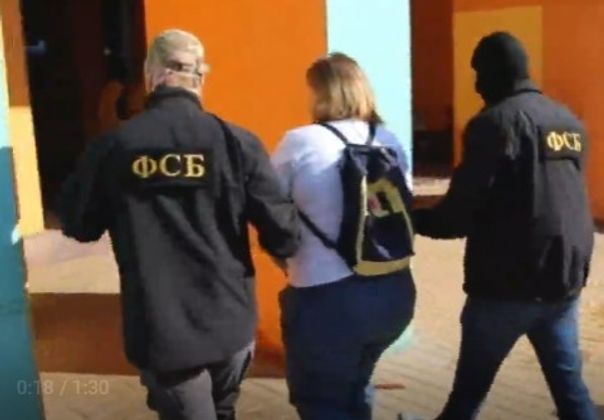 ФСБ опубликовала видео задержания бывшей сотрудницы воинской части ЮВО
