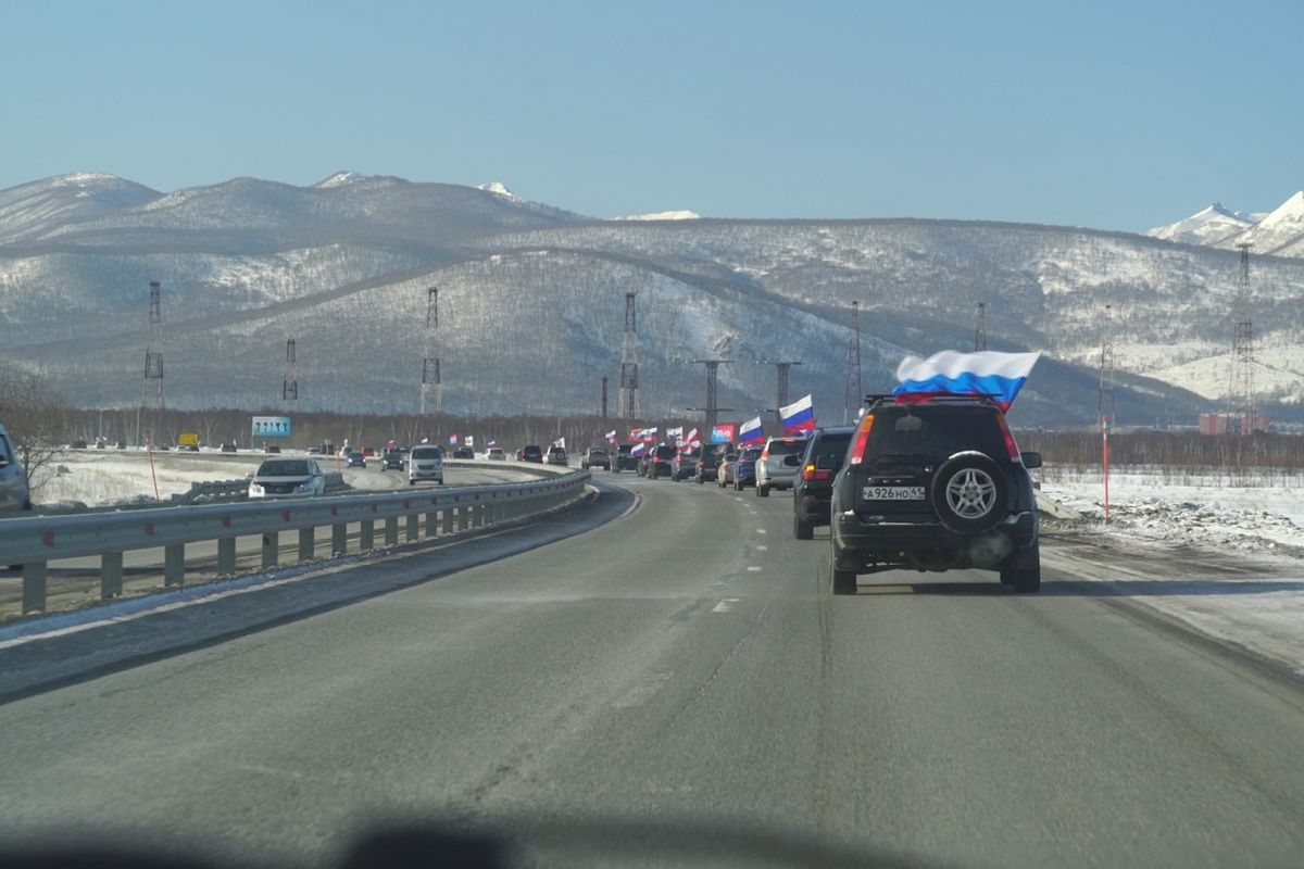 На Камчатке единороссы приняли участие в масштабном автопробеге в поддержку участников СВО